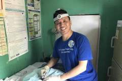 DrShu-performing-vasectomy-6